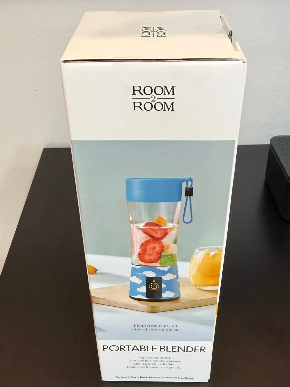 ROOM2ROOM Portable Blender -8.5fl.oz(250ml) Size:3.23”+3.15”+8.86”. New w box
